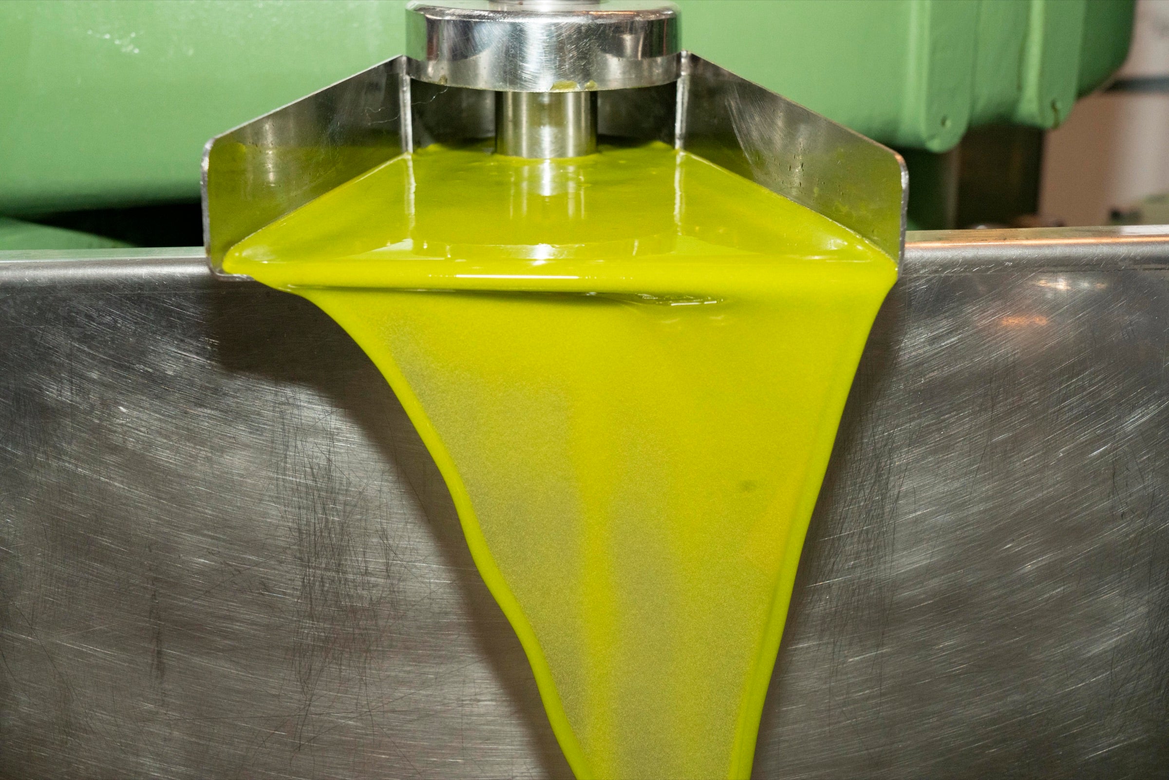 Aceite de oliva virgen extra verde recien extraido en frio en la almazara