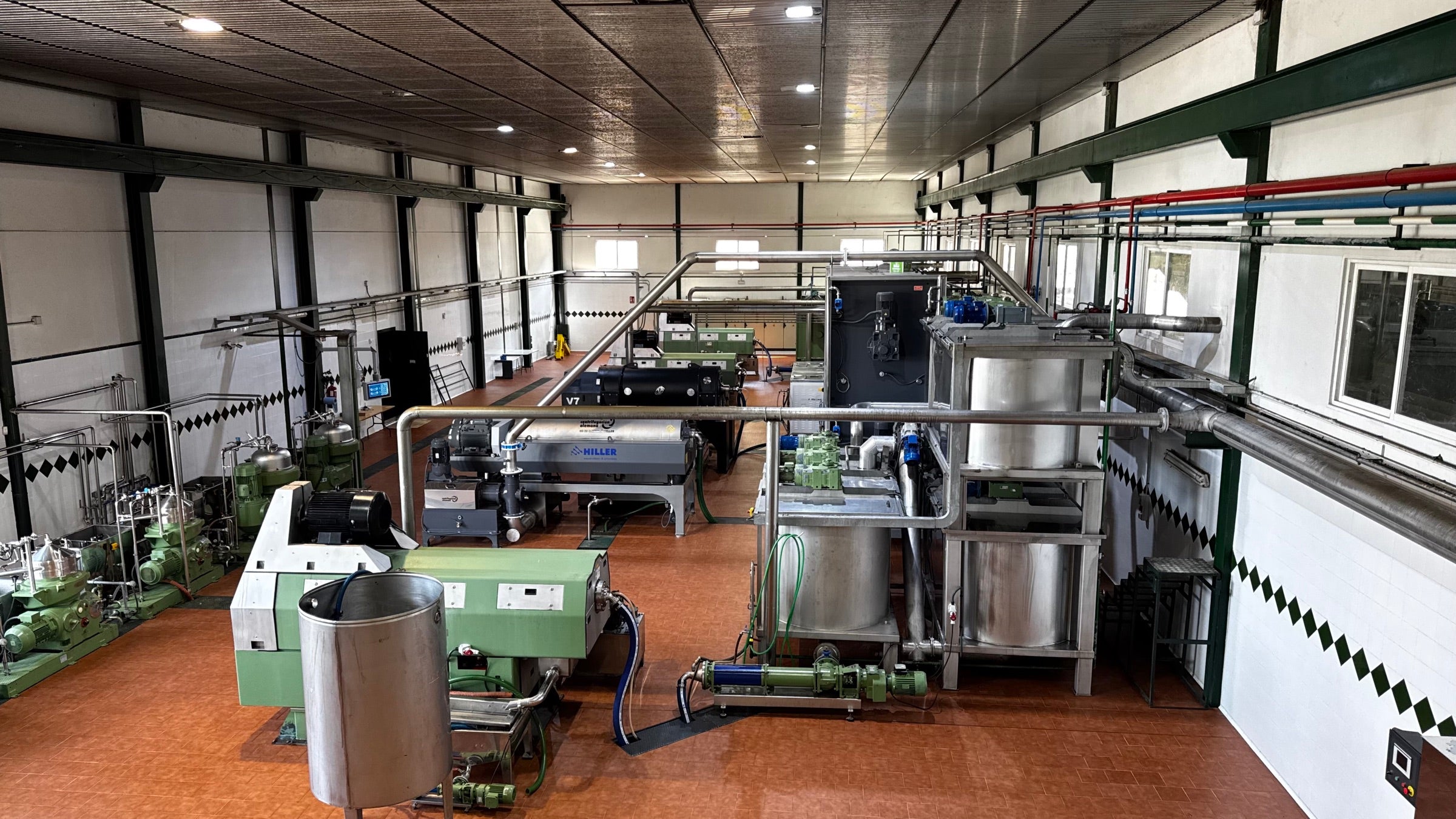 Panoramica de la sala de molturacion: decanteres Hiller y Vitone y centrifugas Alfa Laval