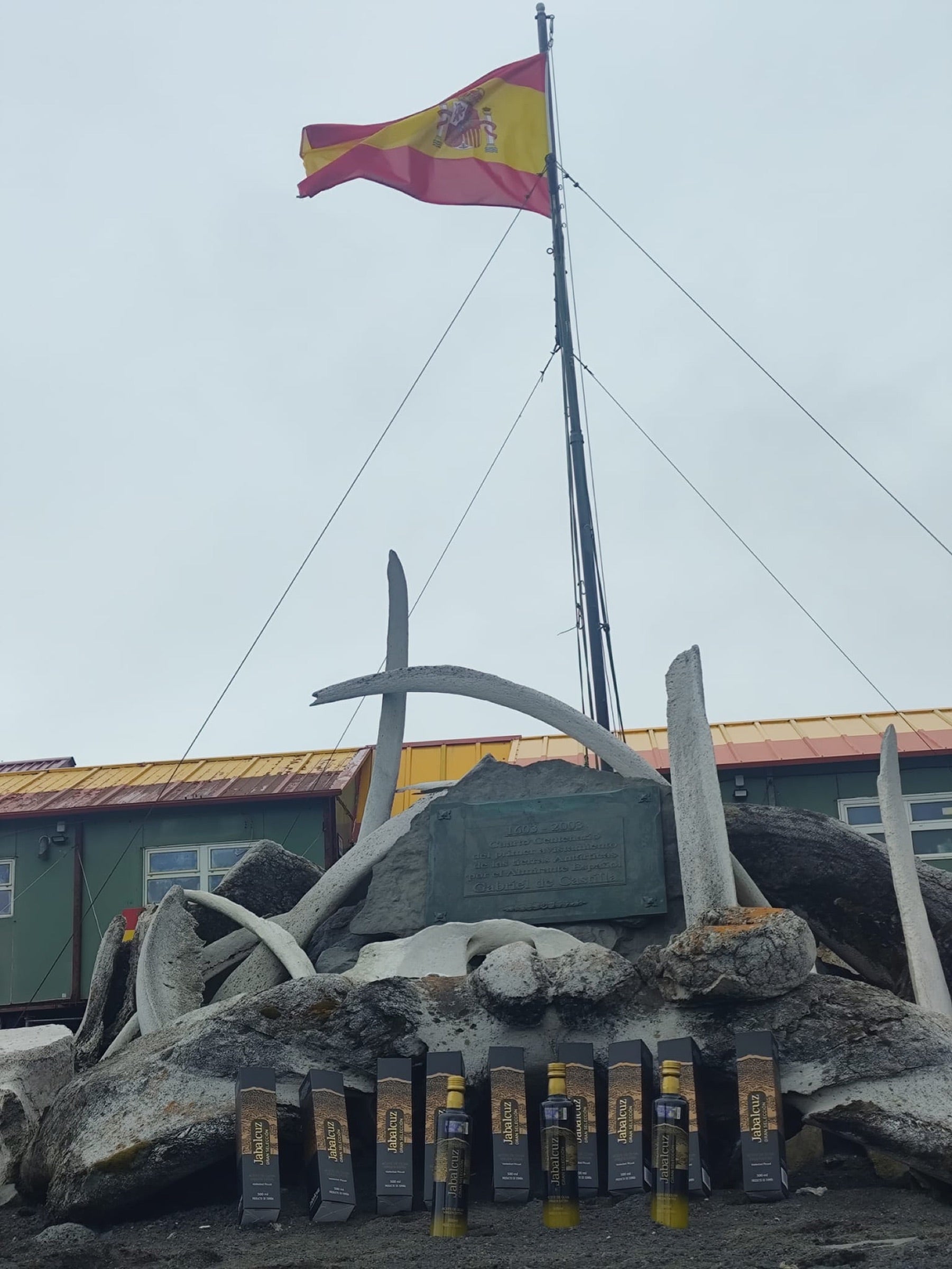 Estuches de Jabalcuz Gran Seleccion en la Base Antartica Espanola Gabriel de Castilla