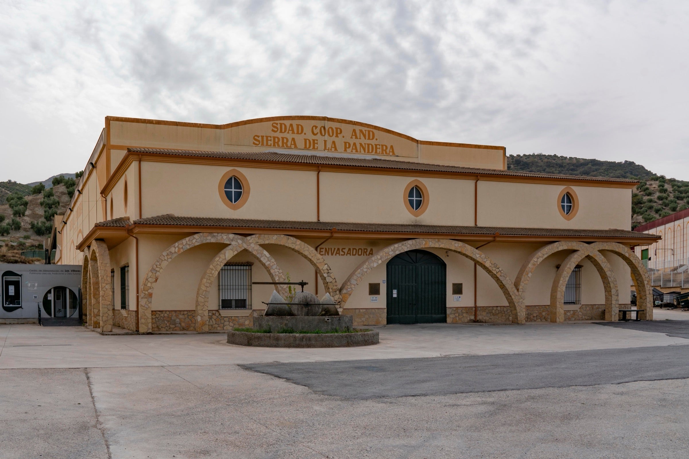 Fachada de la S. Coop. And. Sierra de la Pandera en Los Villares, Jaen