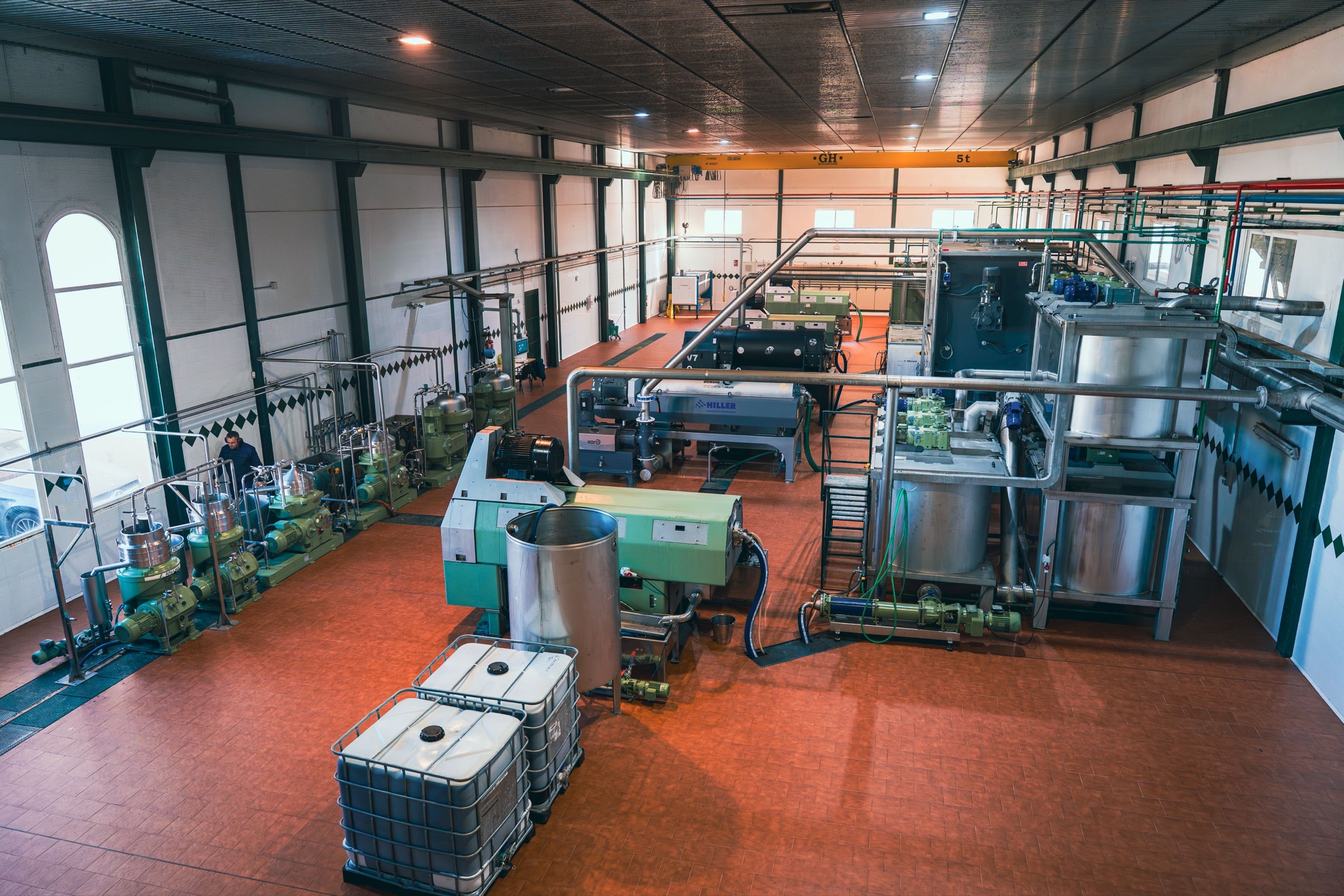 Nave de elaboracion de la almazara con decanters y centrifugas