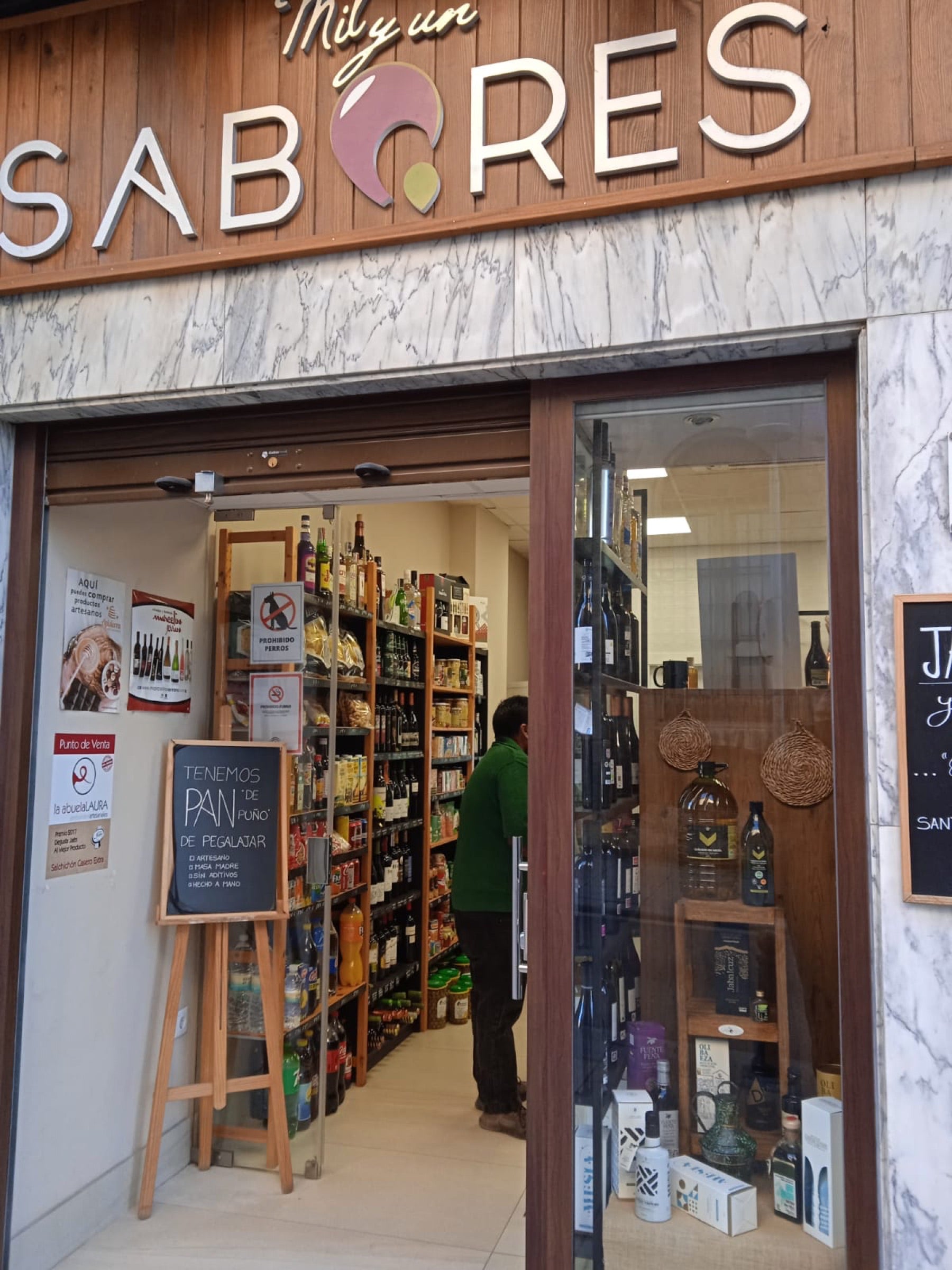 Botellas de Jabalcuz en el escaparate de la tienda gourmet Mil y un Sabores de Jaen