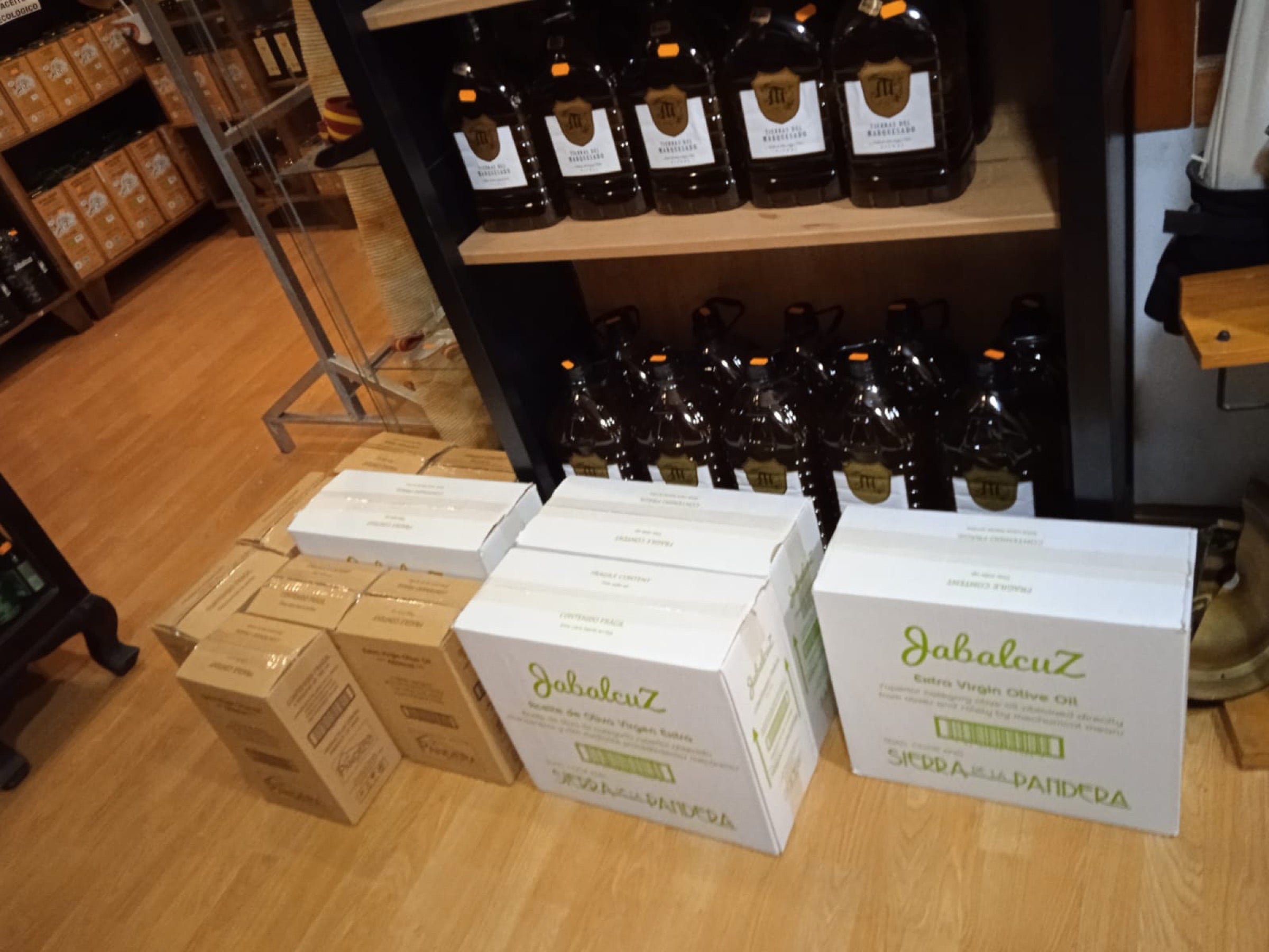 Cajas y garrafas de Jabalcuz en la tienda Oasis